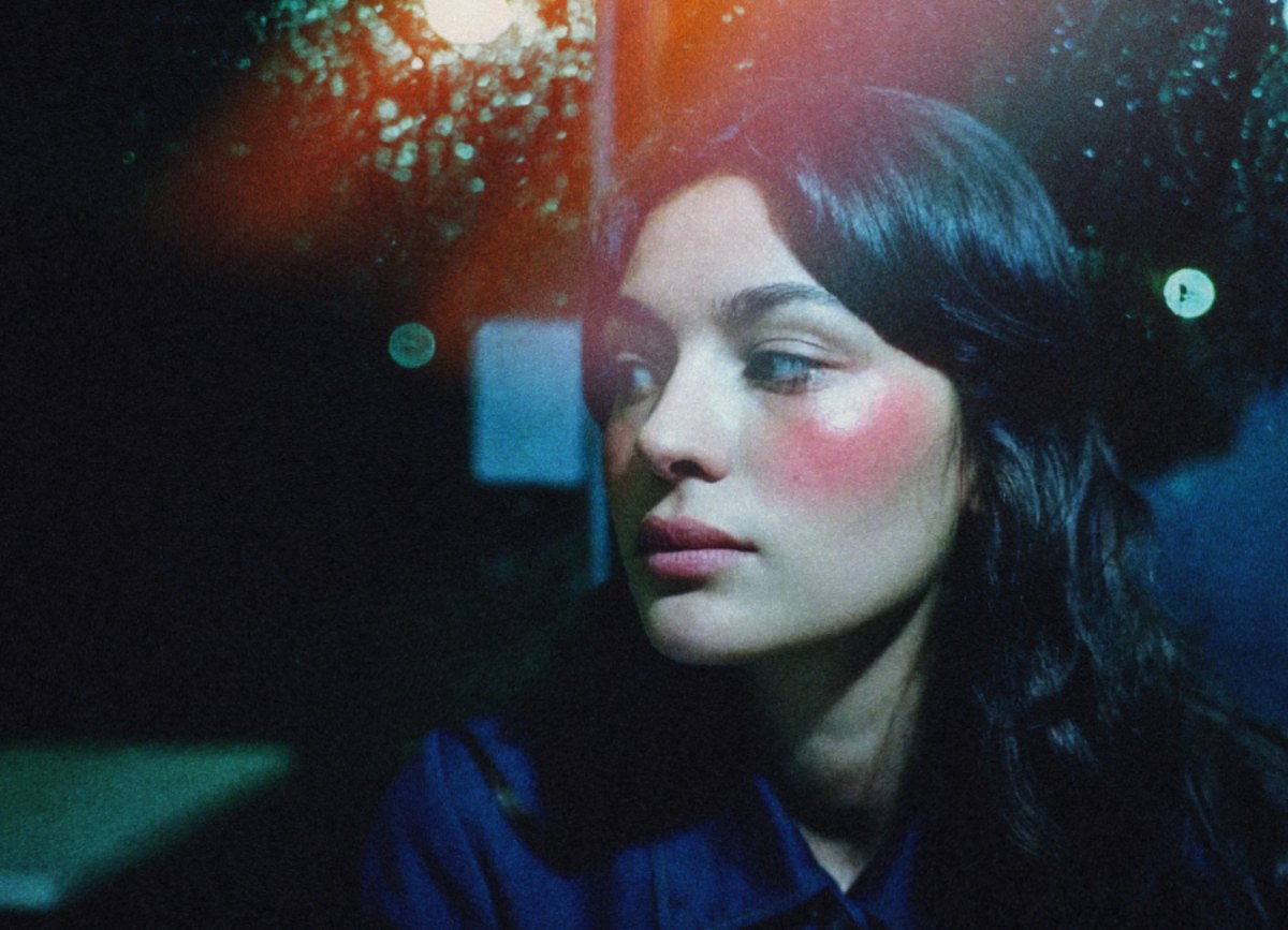 Cool portrait with a warm light effect at the edge